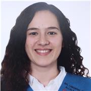 Estudiante universitaria imparte clases particulares para niños y niñas